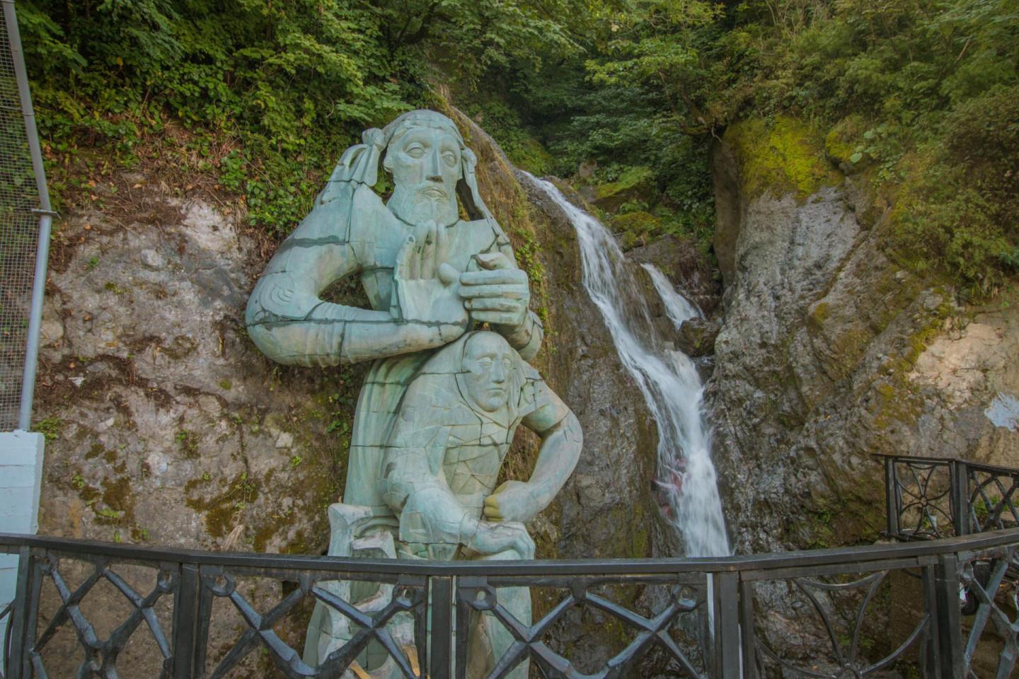 ანდრია პირველწოდებულის ქანდაკება და ჩანჩქერი, სარფი - Andrew the First Called Stone and Waterfall, Sarpi