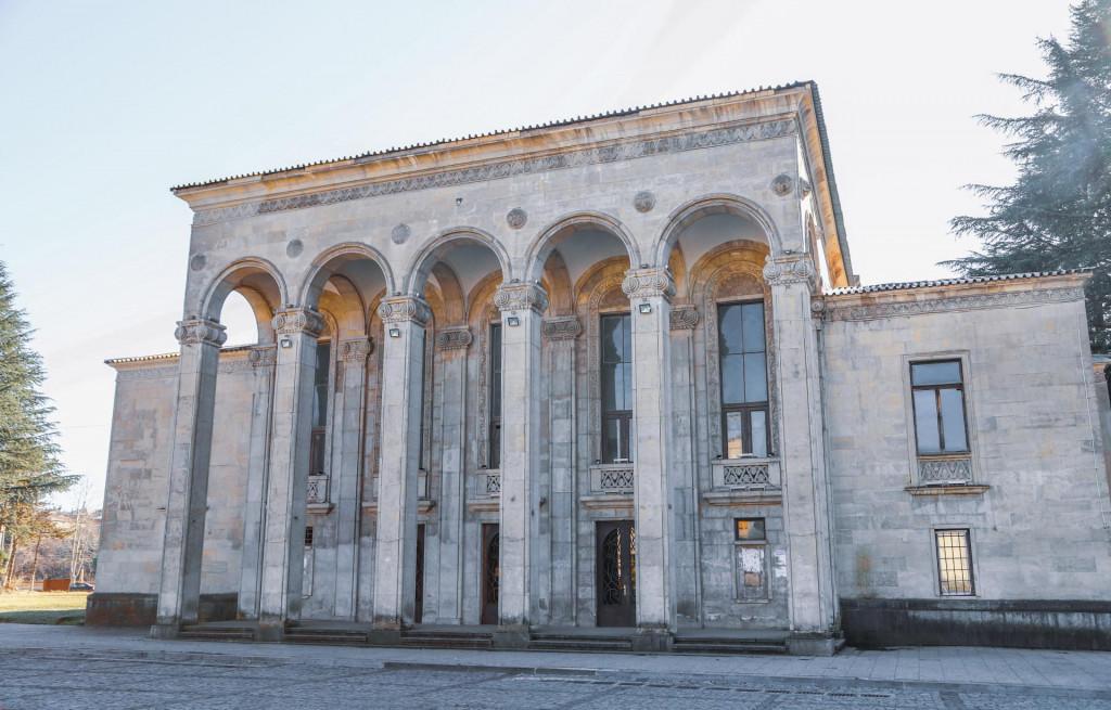 ზესტაფონის უშანგი ჩხეიძის სახელობის დრამატული თეატრი Zestafoni Theater