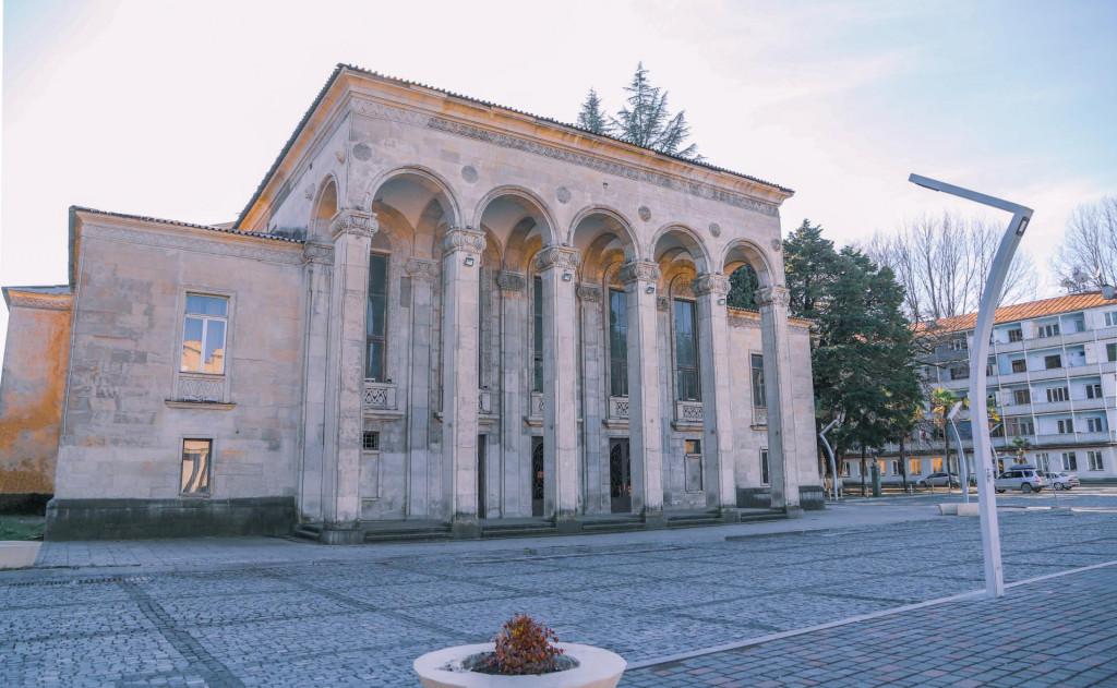 ზესტაფონის უშანგი ჩხეიძის სახელობის დრამატული თეატრი Драматический театр Зестафони