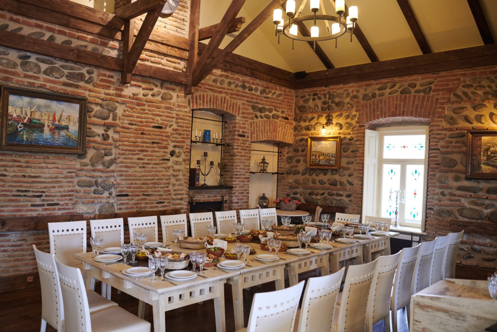 Kapiloni’s dining room with brick walls and timber beams