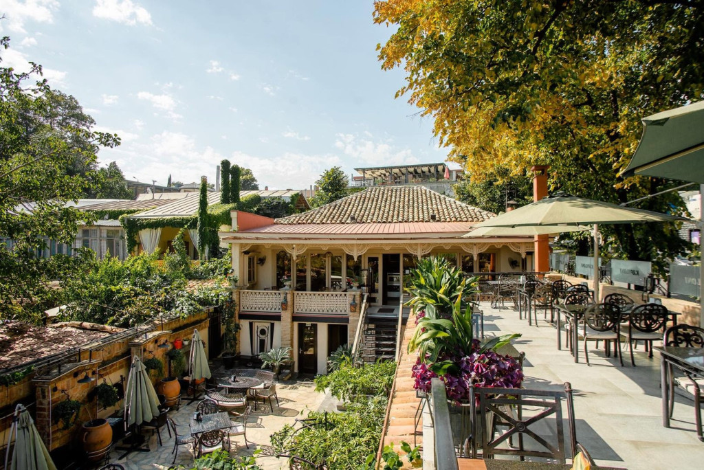 Kapiloni’s terraces and courtyard in Telavi