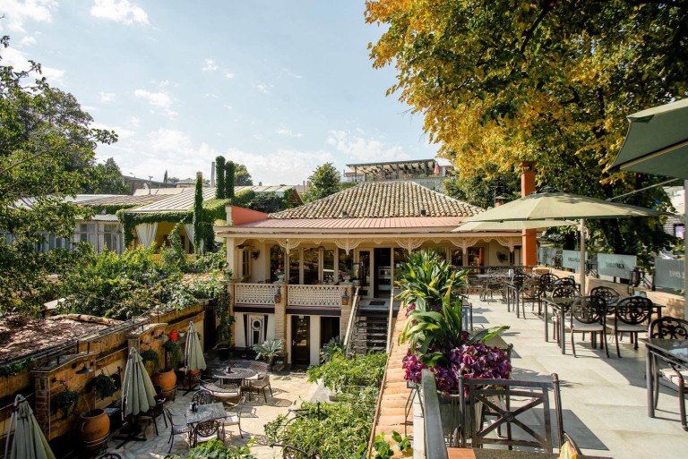 Kapiloni’s terraces and courtyard in Telavi