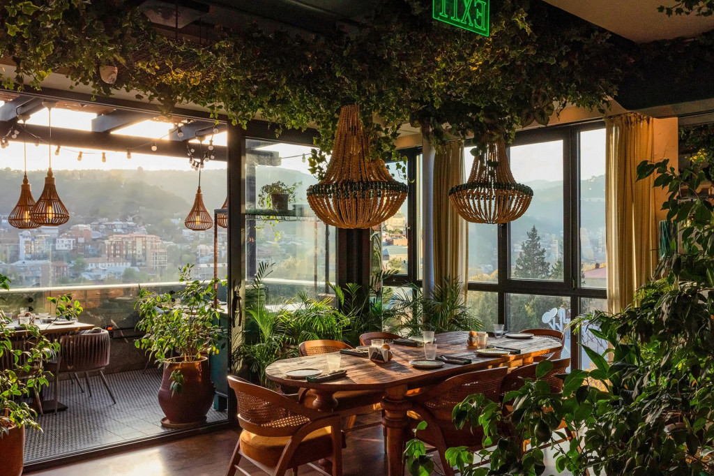 Khedi Restaurant: greenery and views over Tbilisi
