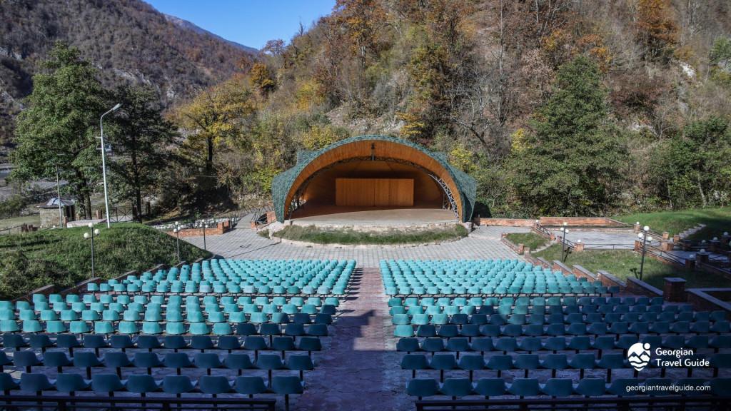 mtsvane-teatri-green-theater-3