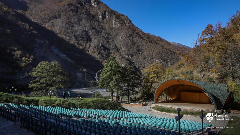 mtsvane-teatri-green-theater-4