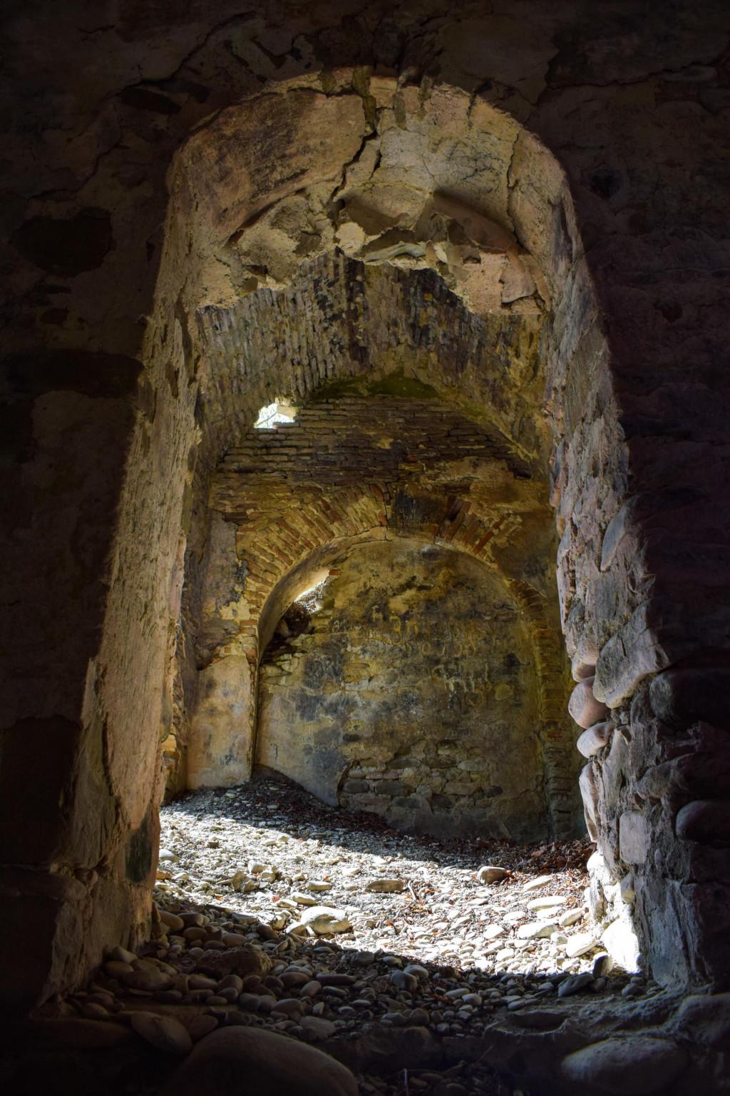 კლდეზე მიკრული ეკლესია